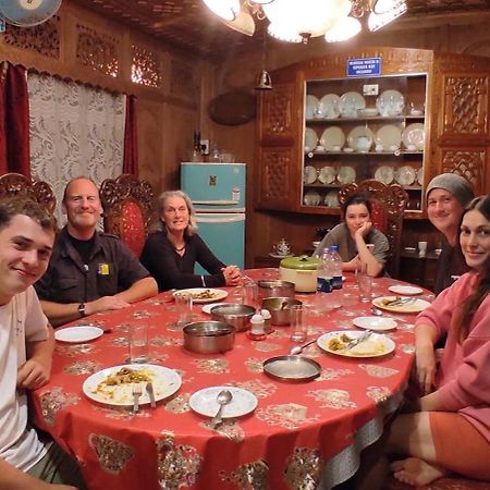 Houseboat Young Wild Rose Srīnagar Екстериор снимка