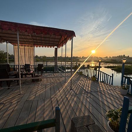 Houseboat Young Wild Rose Srīnagar Екстериор снимка