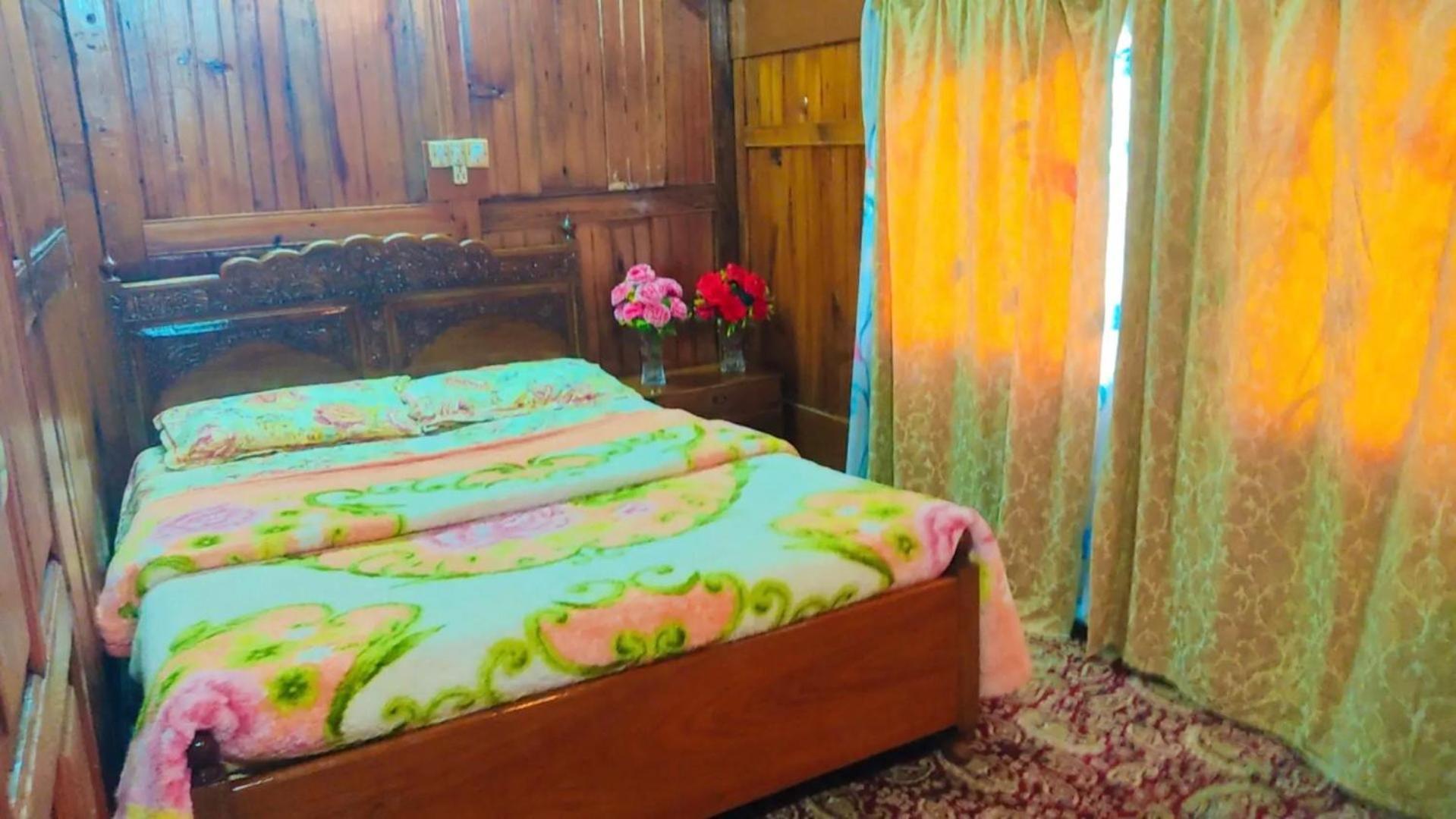 Houseboat Young Wild Rose Srīnagar Екстериор снимка