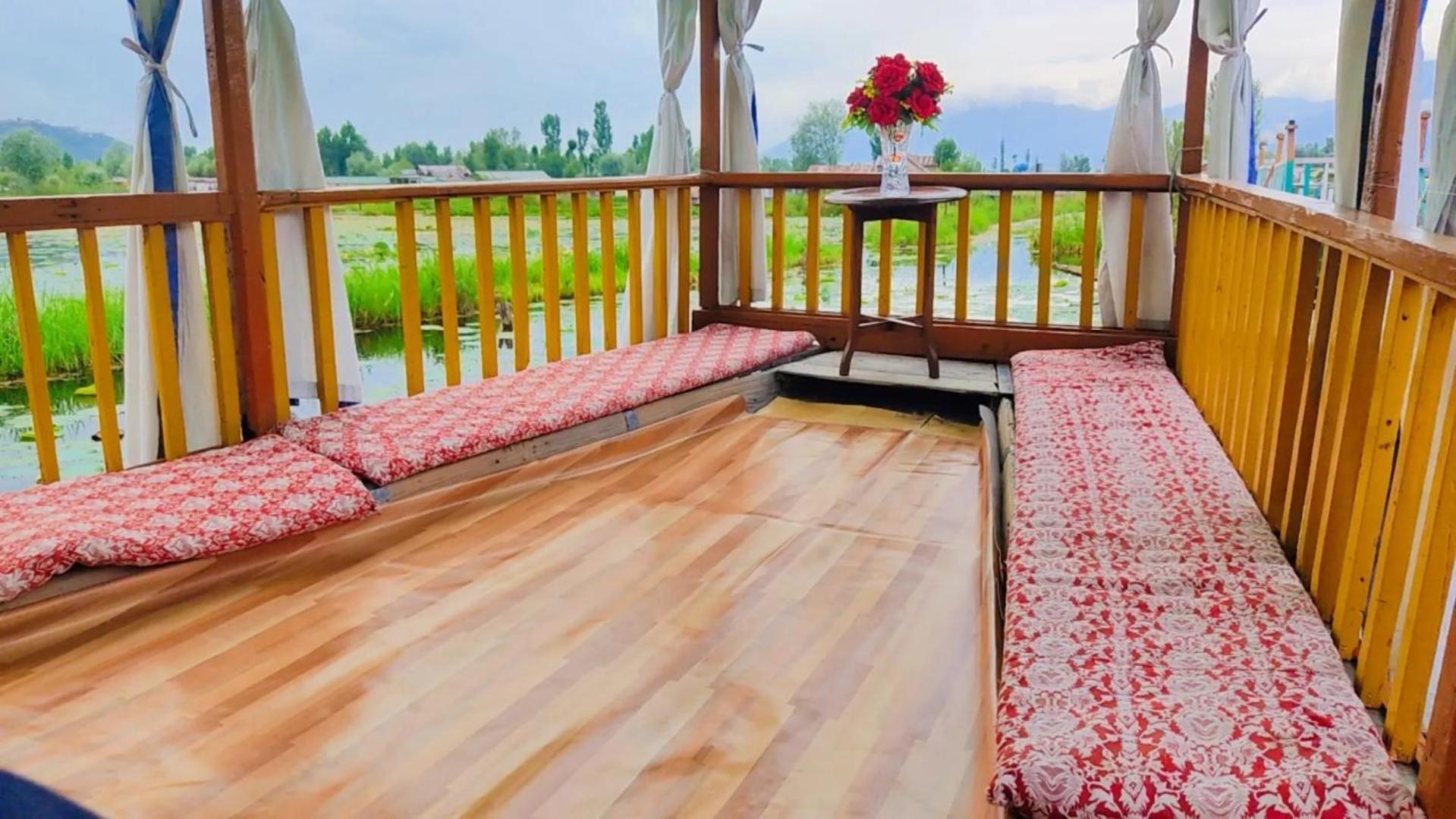 Houseboat Young Wild Rose Srīnagar Екстериор снимка
