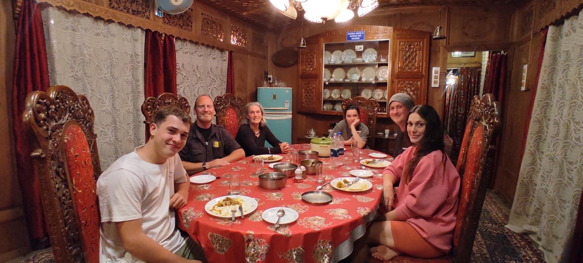 Houseboat Young Wild Rose Srīnagar Екстериор снимка