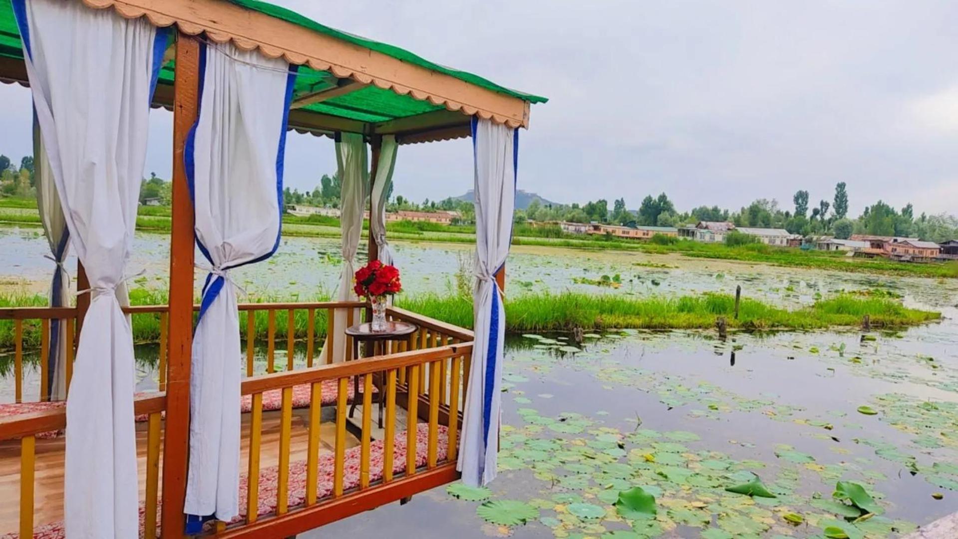Houseboat Young Wild Rose Srīnagar Екстериор снимка