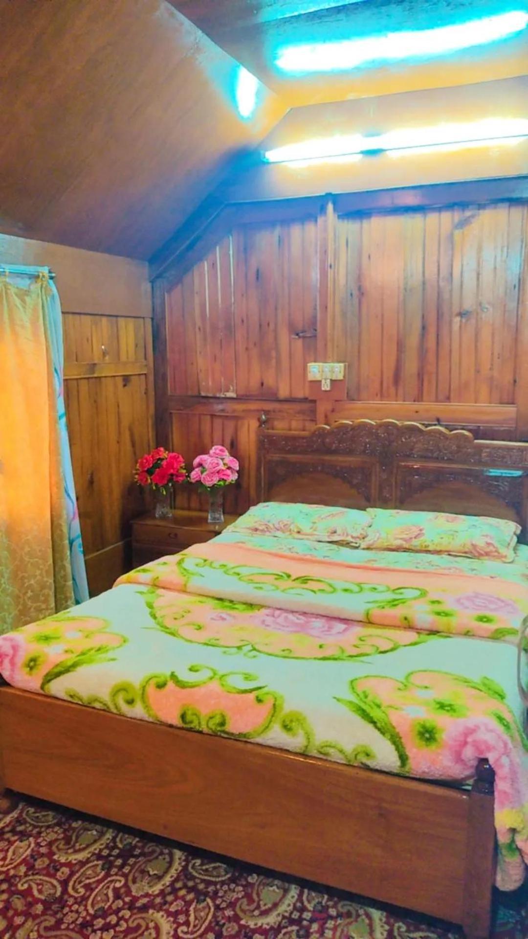 Houseboat Young Wild Rose Srīnagar Екстериор снимка