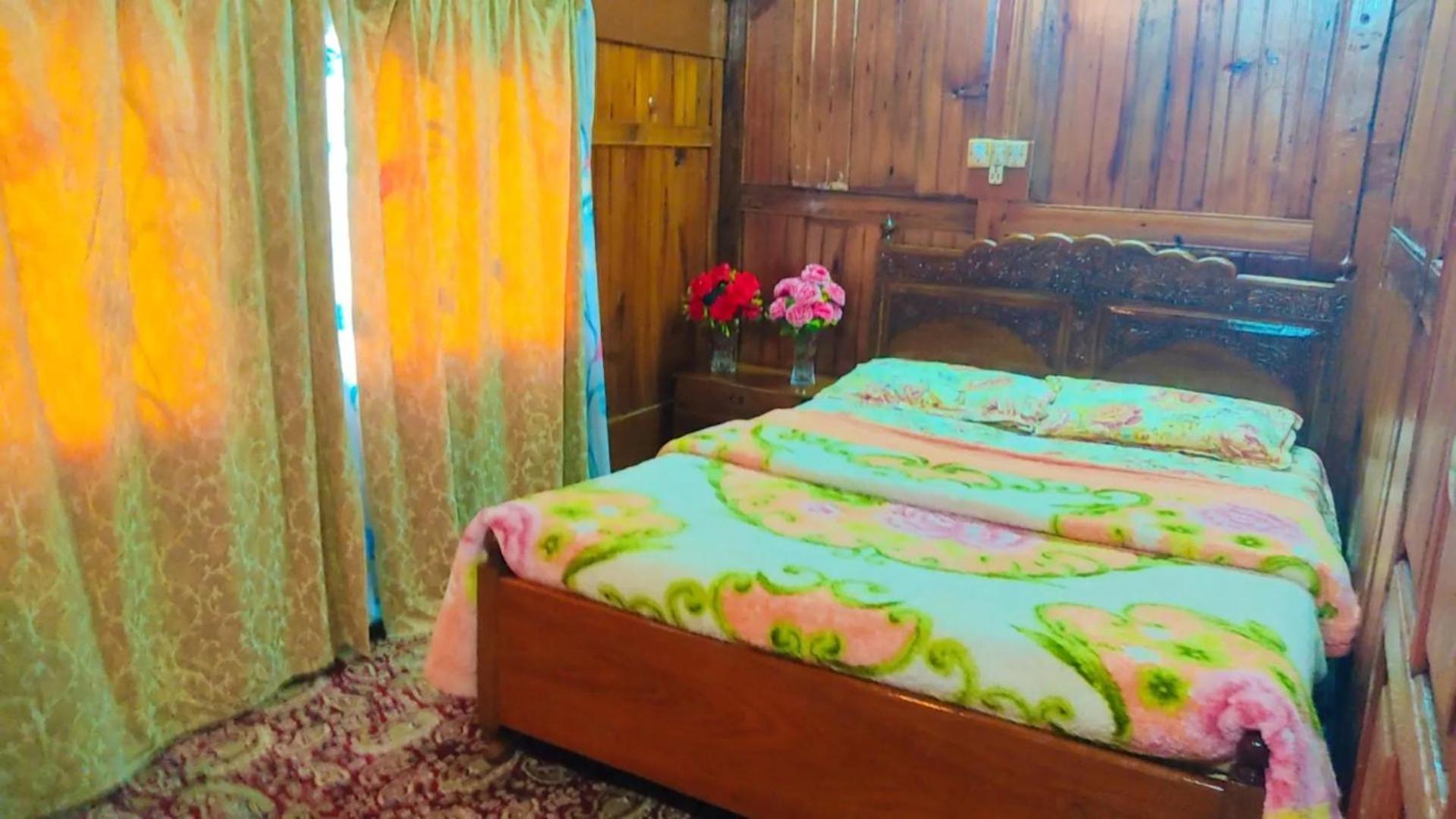 Houseboat Young Wild Rose Srīnagar Екстериор снимка