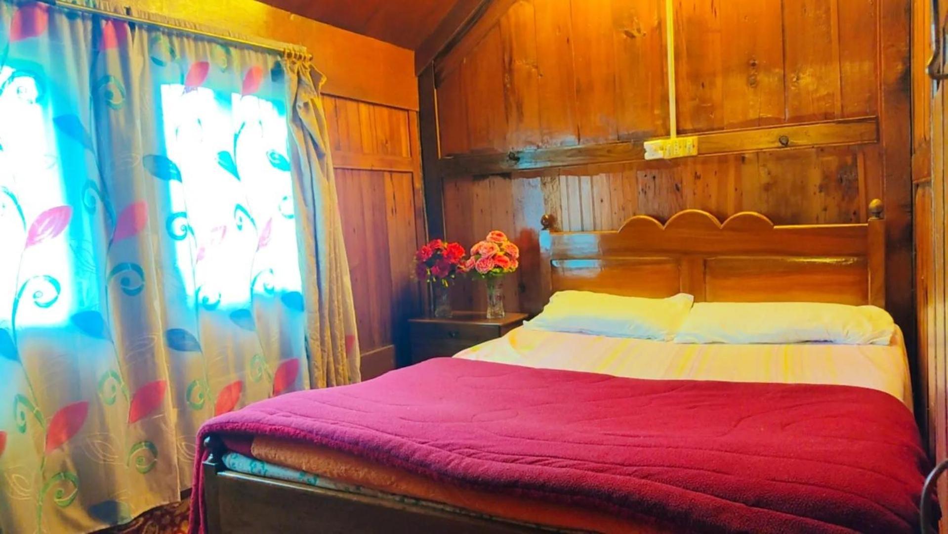 Houseboat Young Wild Rose Srīnagar Екстериор снимка