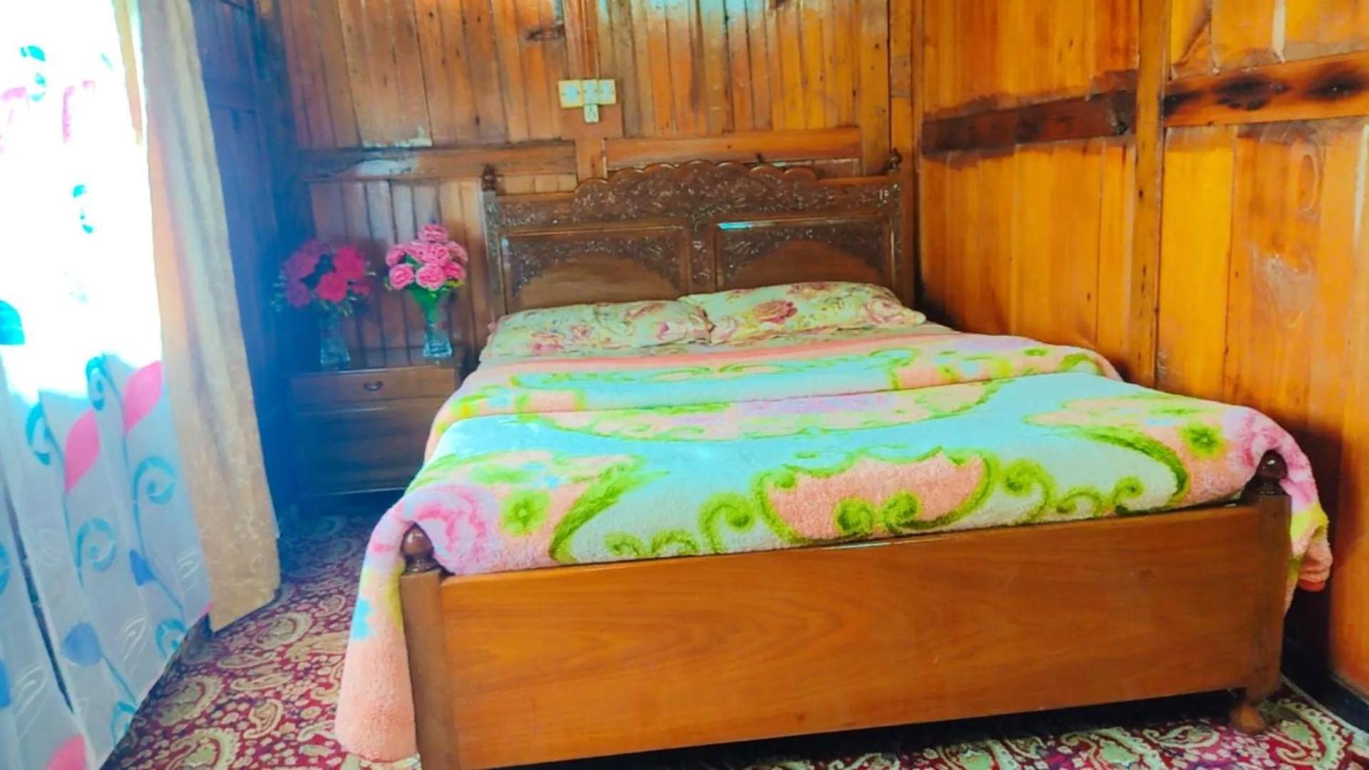 Houseboat Young Wild Rose Srīnagar Екстериор снимка