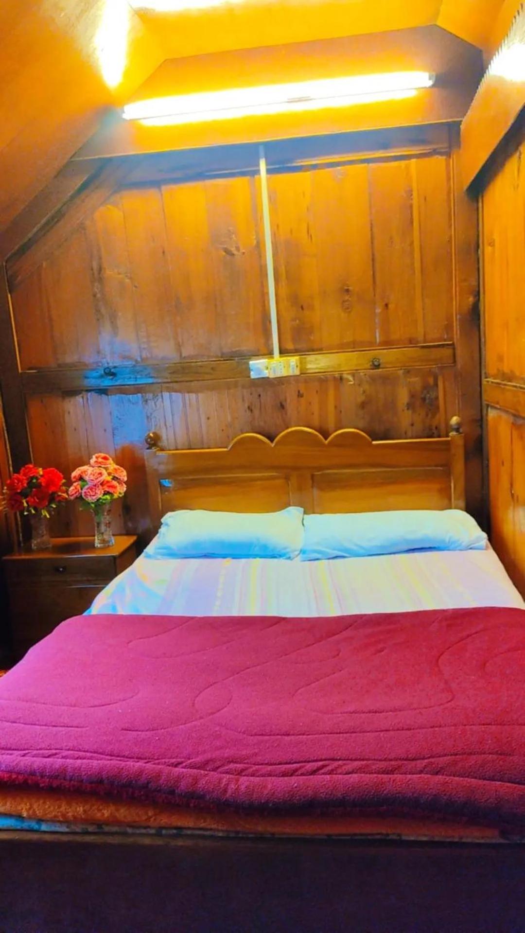 Houseboat Young Wild Rose Srīnagar Екстериор снимка