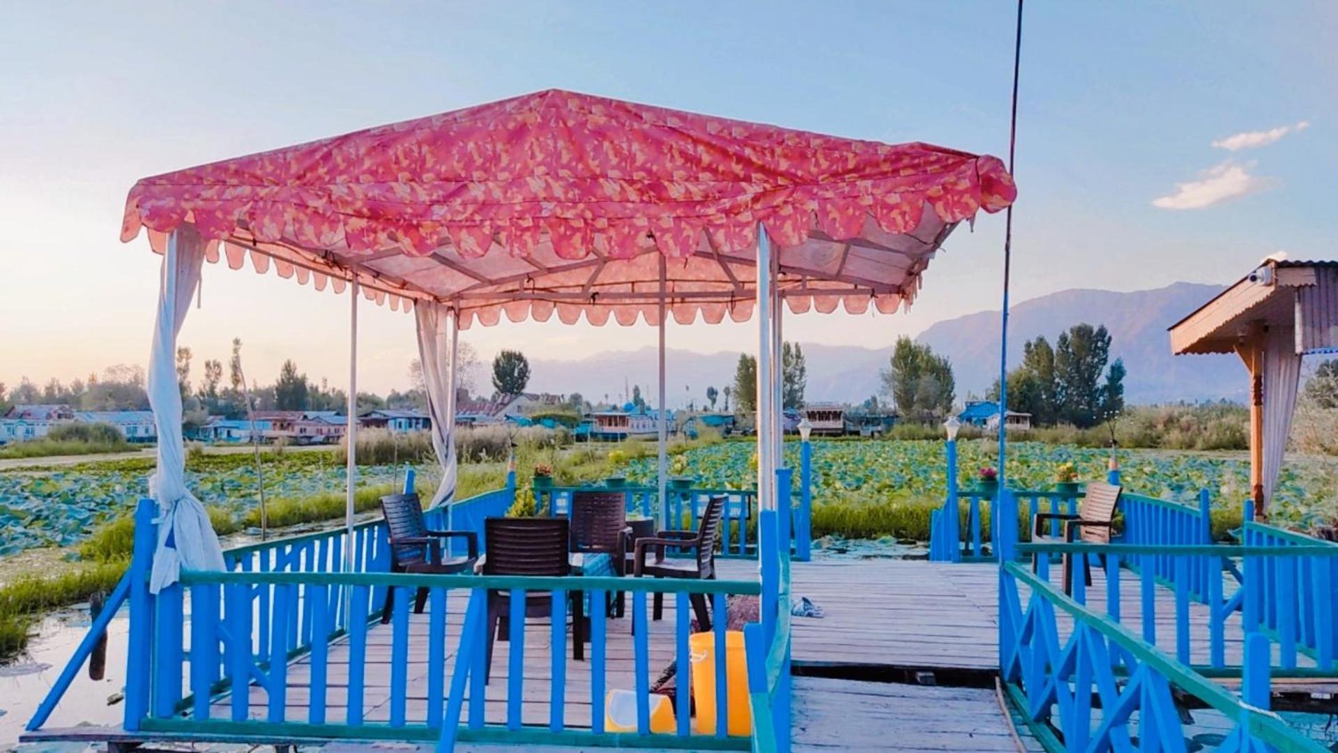 Houseboat Young Wild Rose Srīnagar Екстериор снимка