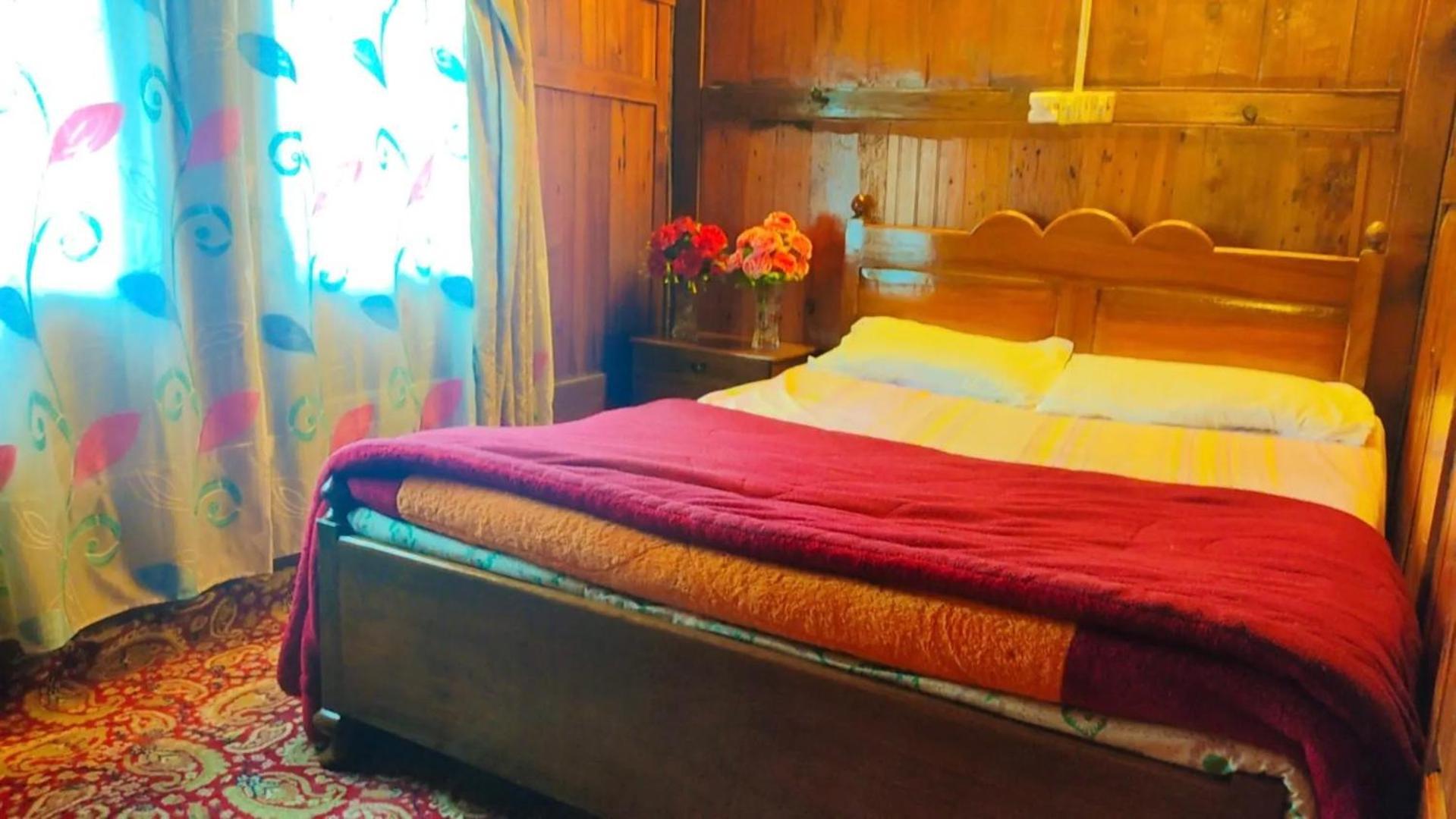 Houseboat Young Wild Rose Srīnagar Екстериор снимка