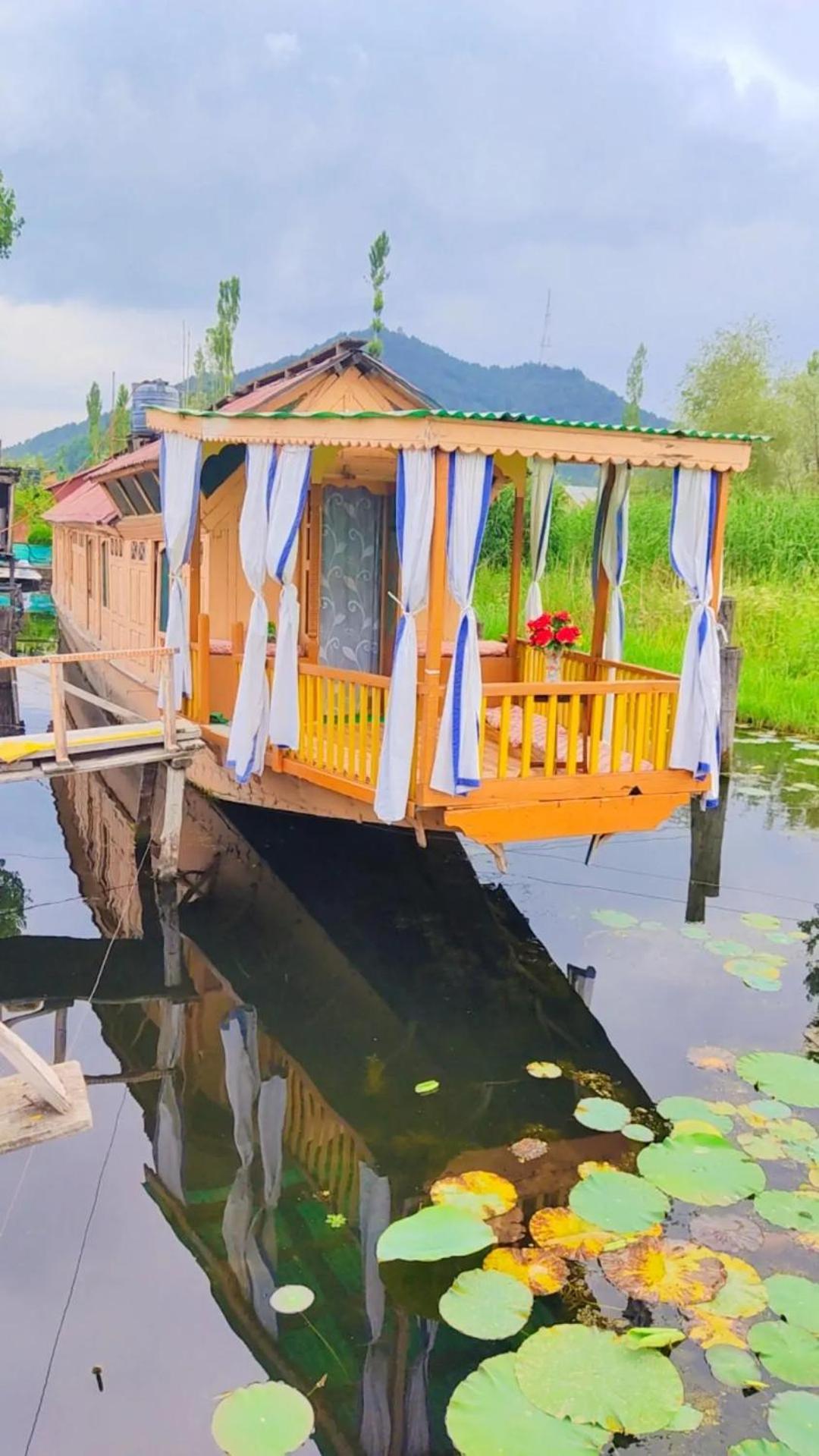 Houseboat Young Wild Rose Srīnagar Екстериор снимка