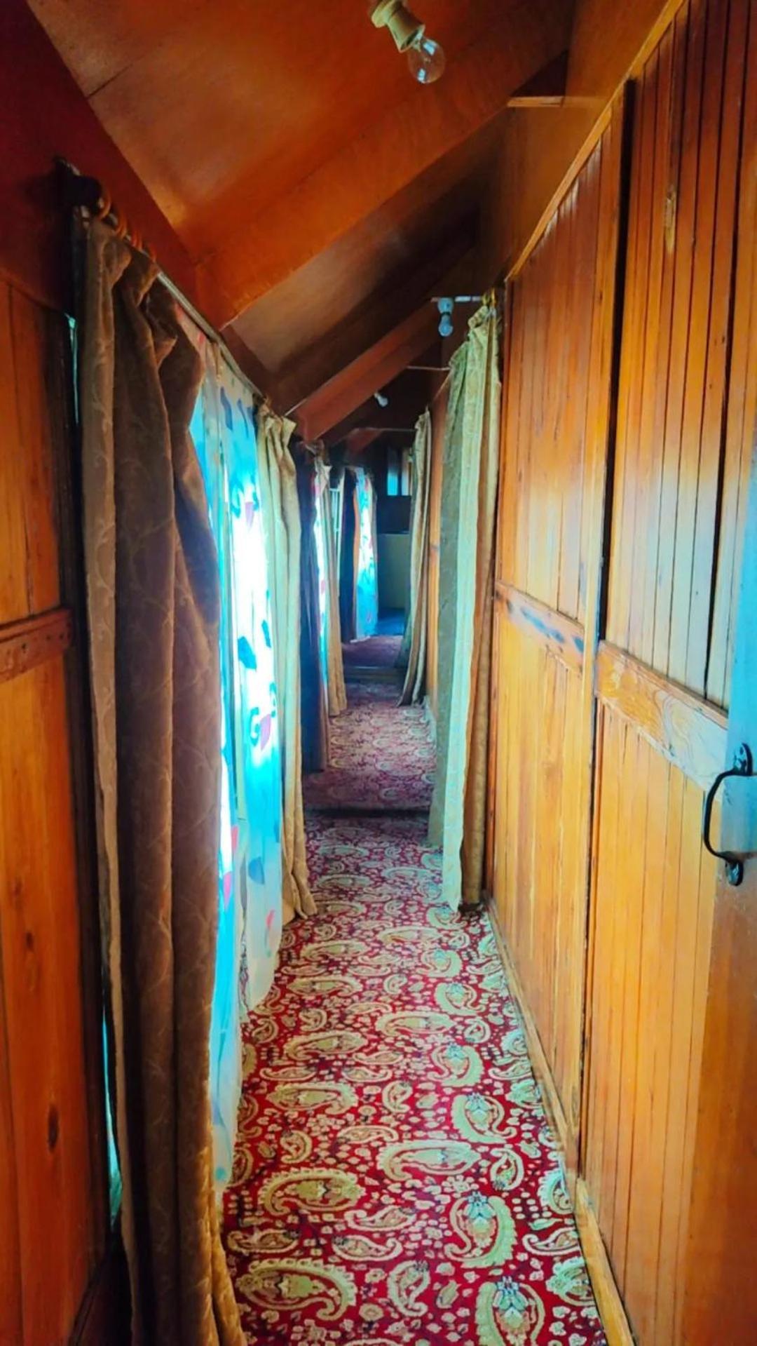 Houseboat Young Wild Rose Srīnagar Екстериор снимка