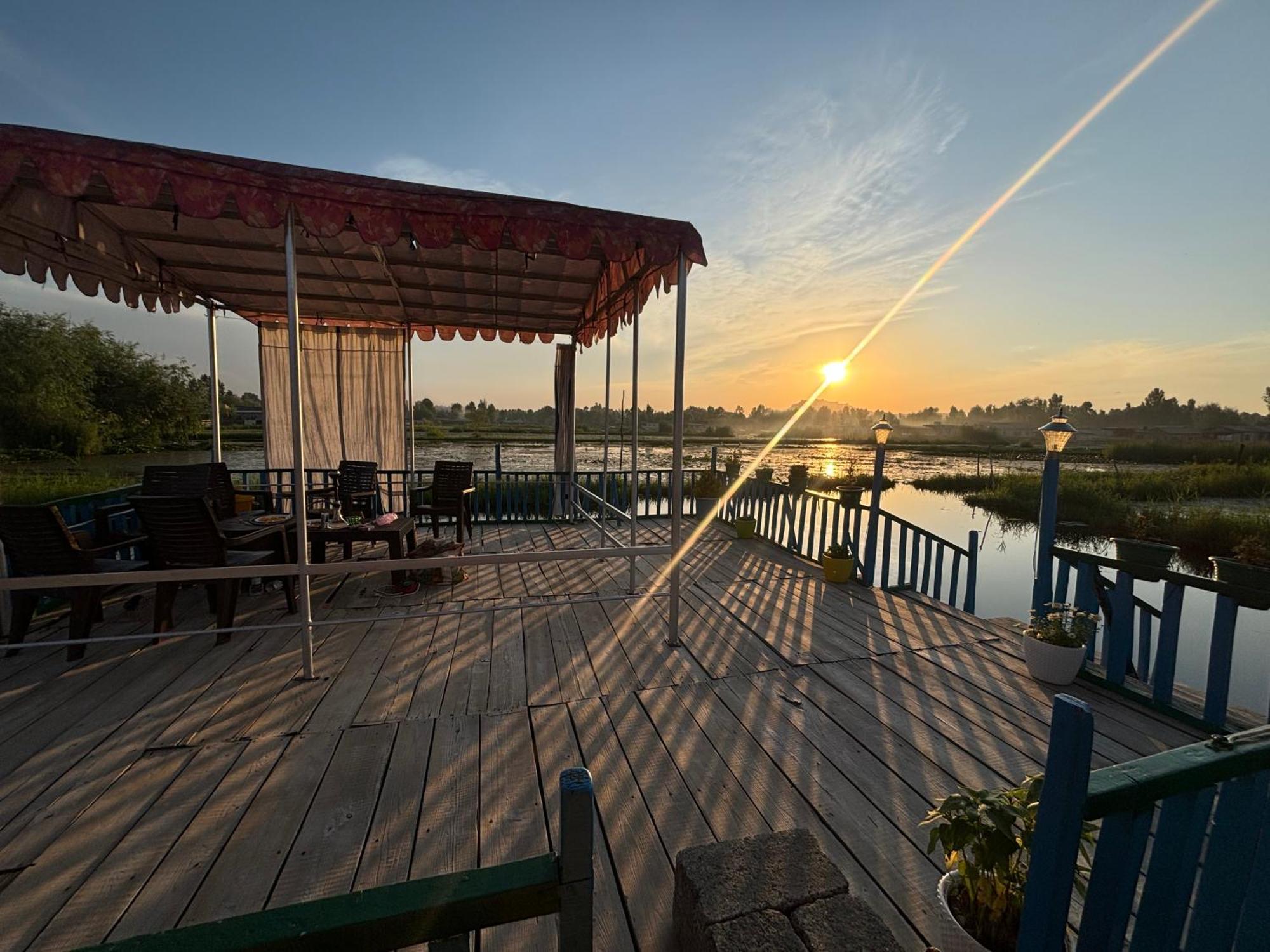 Houseboat Young Wild Rose Srīnagar Екстериор снимка